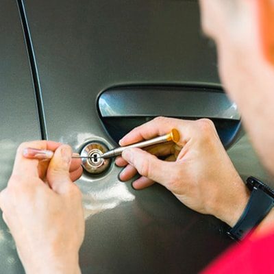 Cerrajero profesional realizando apertura de coche en Zaragoza sin dañar el vehículo, servicio urgente 24 horas.